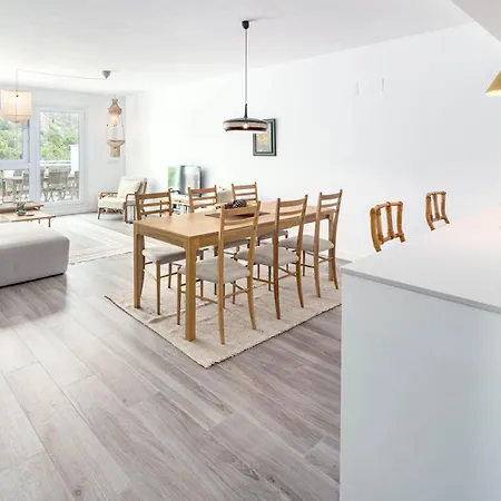 Modern 3 Bedroom Retreat In Apartment