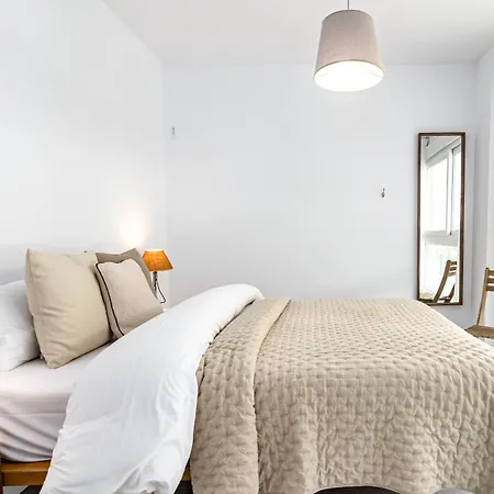 Apartment Modern 3 Bedroom Retreat In