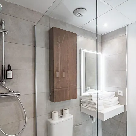Modern 3 Bedroom Retreat In Apartment *