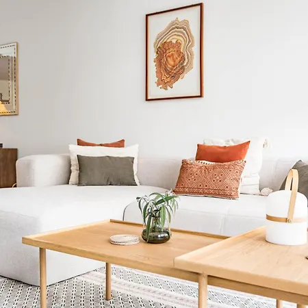 Modern 3 Bedroom Retreat In Apartment