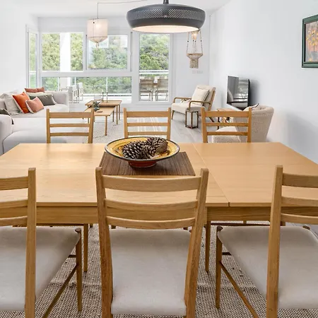 Modern 3 Bedroom Retreat In Apartment *