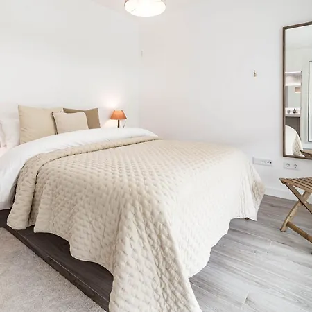 Apartment Modern 3 Bedroom Retreat In *