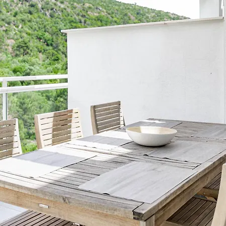 Modern 3 Bedroom Retreat In Apartment