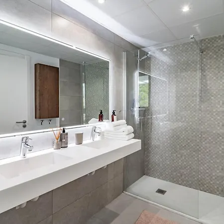 Apartment Modern 3 Bedroom Retreat In *