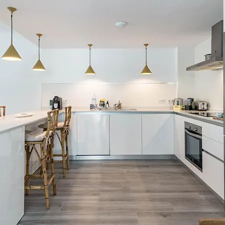 Modern 3 Bedroom Retreat In Apartment *