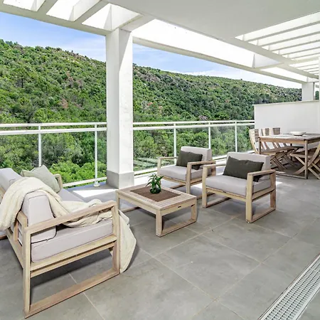 Apartment Modern 3 Bedroom Retreat In *