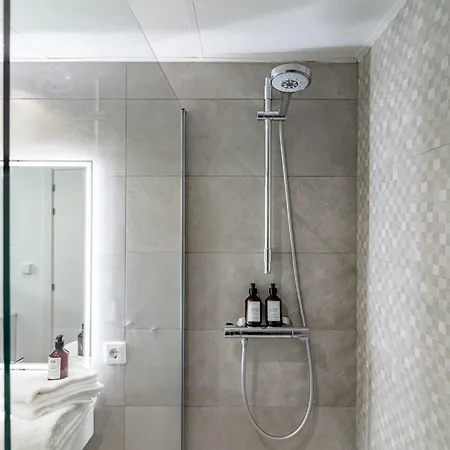 Modern 3 Bedroom Retreat In Apartment