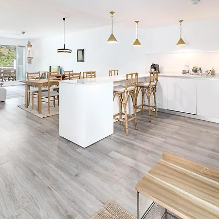 Modern 3 Bedroom Retreat In Apartment *