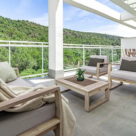 Modern 3 Bedroom Retreat In Apartment Benahavis