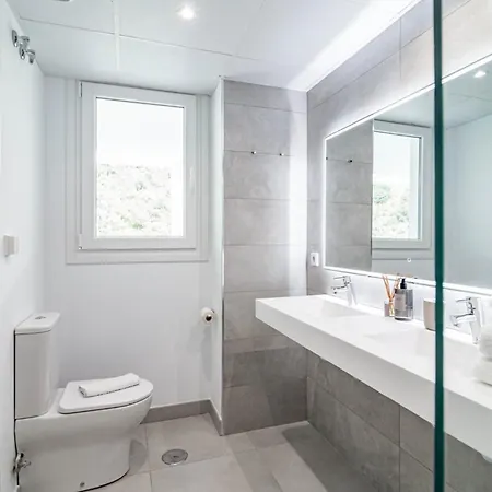 Apartment Modern 3 Bedroom Retreat In