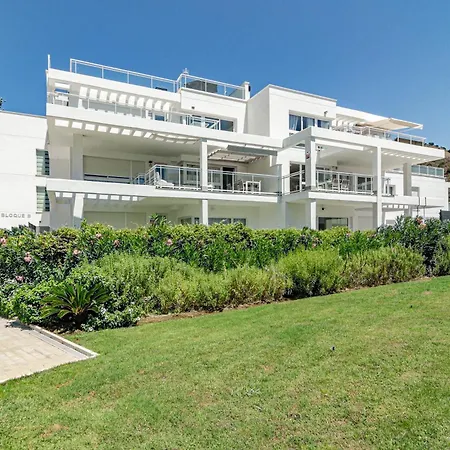 Modern 3 Bedroom Retreat In Apartment *