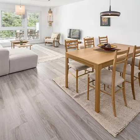 Apartment Modern 3 Bedroom Retreat In *
