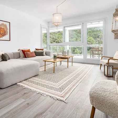Apartment Modern 3 Bedroom Retreat In