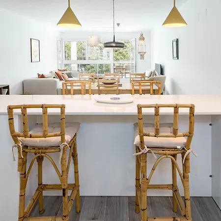 Modern 3 Bedroom Retreat In Apartment *
