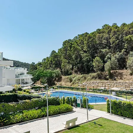 Modern 3 Bedroom Retreat In Apartment Benahavis